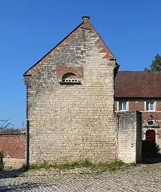 Le mur pignon de la dépendance.