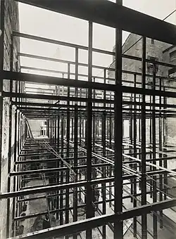 Le dépôt en cours de construction.