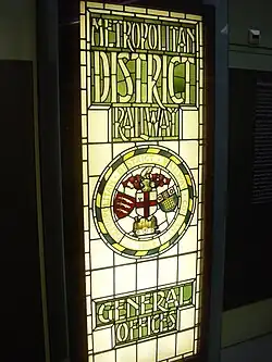Porte en verre teinté.