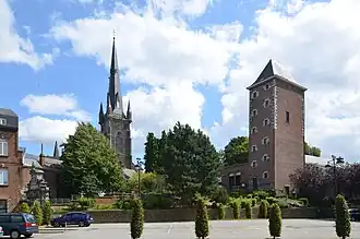 L'église Saint-Jean-Baptiste et tour de l'ancien château à Gosselies.