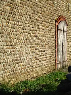 Photo du détail d'un mur construit en galet.