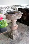 Les fonts baptismaux.