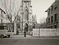 Vue de l'entrée de la cité Rambaud, et de l'église (Lyon)