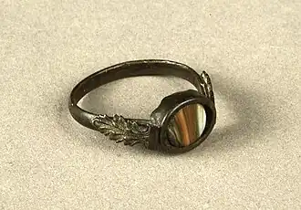 Anneau en laiton avec agate (Los Millares, Santa Fe de Mondújar, Almería)