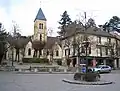 La place de l'église et la façade méridionale.