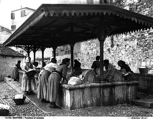 Lavoir à Sanremo, Italie, vers le début du XXe&nbsp;siècle.