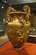 Cratère cinéraire de la tombe B, Dervéni, Thessalonique. Avant 320. Face B. Bronze à forte teneur en étain, H. 90 cm. Original