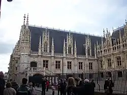L'aile Ouest, réalisée entre 1499 et 1507, avec son clocher de style gothique flamboyant.