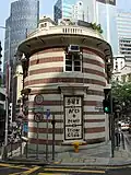 Extrémité du bâtiment. Le « 1913 » sur le toit indique une date de travaux de rénovation.
