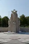 Allégorie de la Victoire de Jean Dampt. Au sol, une croix de guerre.