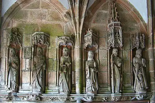 Porche : six apôtres (côté gauche).