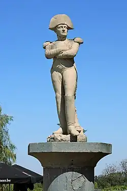 La statue de Napoléon qui se dresse à droite du restaurant.
