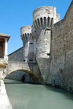 La Nesque au pied de la porte.