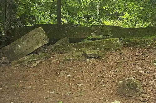 Restes du bâtiment où se trouvait la salle de conférence dans laquelle Hitler a été blessé dans l’attentat du 20 juillet 1944 (no&nbsp;6 ci-dessus).