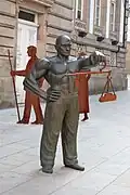El Fiel contraste derrière l'hôtel de ville.