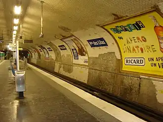 Les quais défraîchis de la ligne 11 abritent cependant de belles mosaïques en hommage à Georges Brassens…