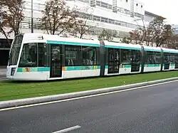 La rame Citadis 402 no&nbsp;318 entre Balard et Pont du Garigliano.