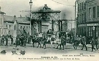 1914, Les troupes sénégalaises à Reims défilant sous la Porte de Paris.