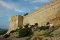 Un des murs de la citadelle et sa tour carrée.