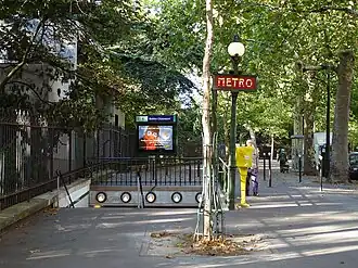 L'entrée de la station sur la rue Botzaris.