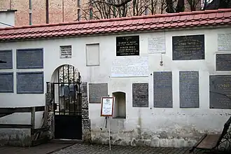 Plaques commémoratives et portail du cimetière