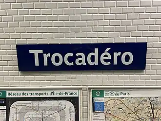 Panneau indiquant le nom de la station.