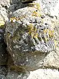 Tête d'homme sculptée au portail de l'église