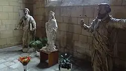Statue de St-Géry au centre.