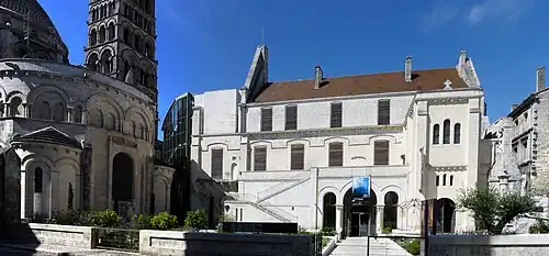 Panorama : l'entrée du musée, la cathédrale, le clocher et l'escalier.