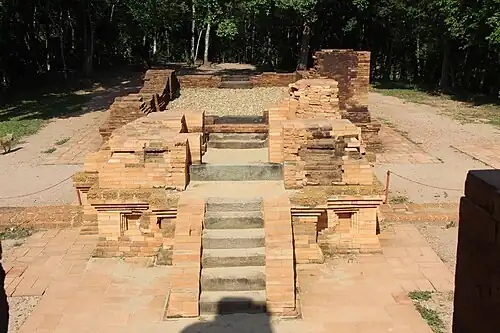 Mỹ Sơn G1, mi-XIIe&nbsp;siècle[38]. Escalier du gopura. Au delà, dans l'axe : mandapa, salle probablement protégée par une charpente couverte en tuiles