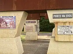 Vue de la porte du Joug et de celle de la Résistance