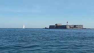 Vue de l'île et du fort de Brescou depuis la mer, en 1978.