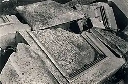 photographie noir et blanc de pierres tombales abandonnées
