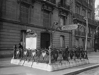L'ancien édicule Guimard de la station, en 1918.