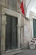 Porte d'entrée.
