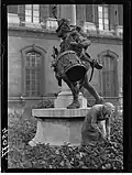 Cueillette des haricots aux abords du Louvre, au profit du Secours national du Maréchal Pétain – 23 août 1941, photographie de presse (agence Fulgur) pour Le Matin.