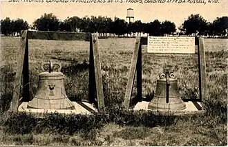 Deux cloches posées sur des cadres