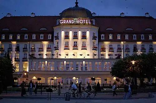 Le Grand Hotel Sopot la nuit.