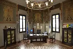 Decorazioni di Tito Chini nella Sala del Podestà con gli uomini illustri del Mugello