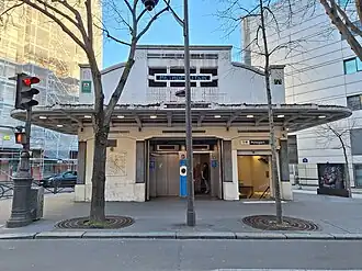 L'édicule d'entrée de la station, dessiné par Charles Plumet, sur la place Paul-Signac.