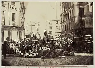 Barricade du passage Raoul (côté boulevard Richard-Lenoir)