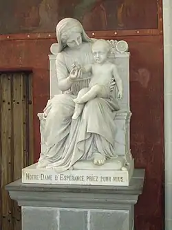 Photographie d'une statue en marbre de la Vierge à l'Enfant.