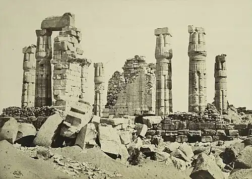 Vue des colonnades du temple au XIXe&nbsp;siècle.