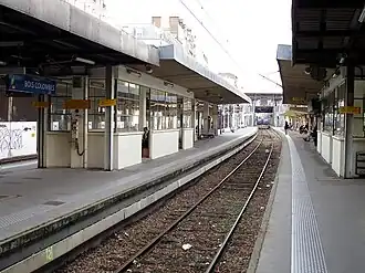 La voie de garage centrale.