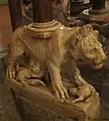 La lionne allaitant ses petits