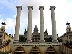 Las quatre colonnes furent reconstruites près de leur emplacement originale en 2011.