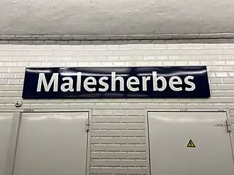 Plaque émaillée indiquant le nom de la station.