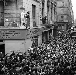 Décoration de la statue vers 1950-1955.