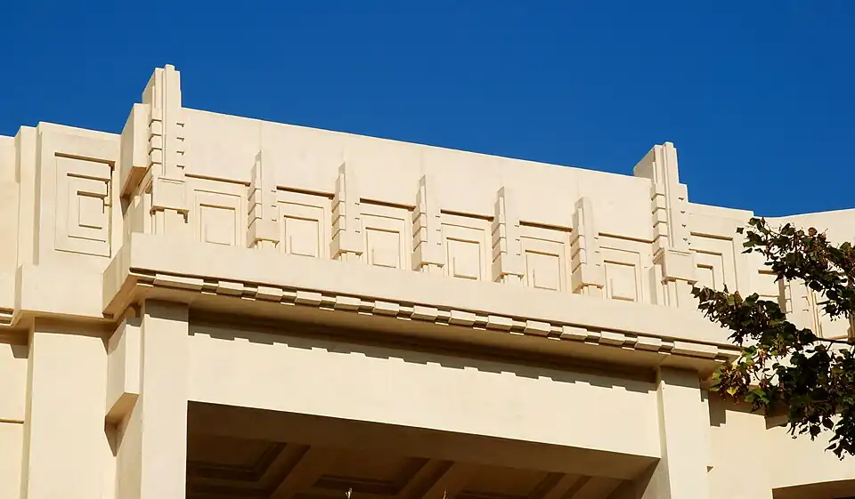 Frise d'ornements de la loggia.