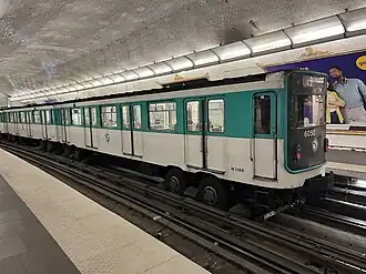 Rame MP 59 marquant l'arrêt en direction de Châtelet.